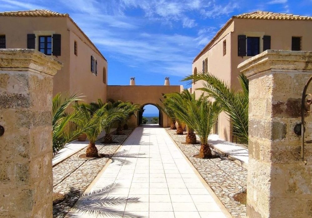 Visit Xenonas Fos ke Choros and discover magical Kythira